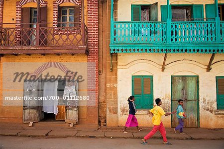 Enfants marchant dans la rue, Ambalavao, Madagascar