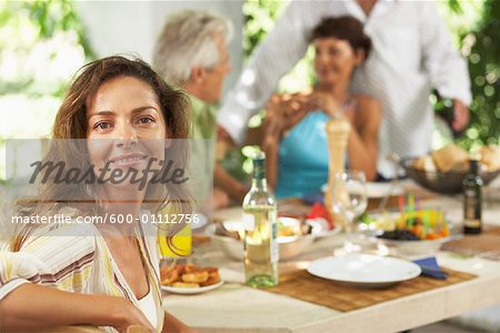 Femme à manger en plein air