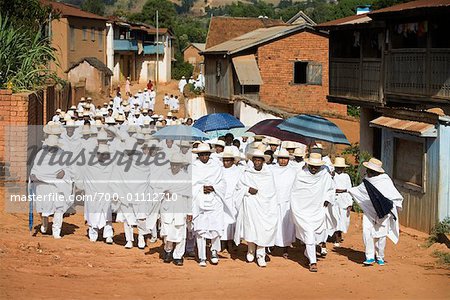 Gens en vêtements blancs marcher dans la rue, Soatanana, Madagascar