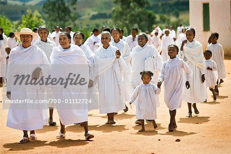 Femmes et jeunes filles vêtues de blanc à pied à l'église, Soatanana, Madagascar
