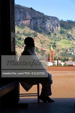 Homme assis à la porte de l'église, Soatanana, Madagascar