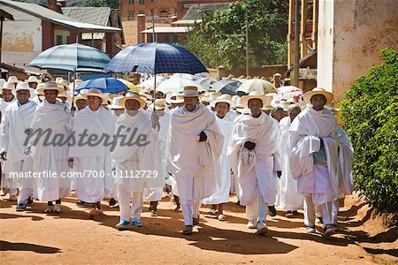 Personnes vêtues de blanc à pied à l'église, Soatanana, Madagascar