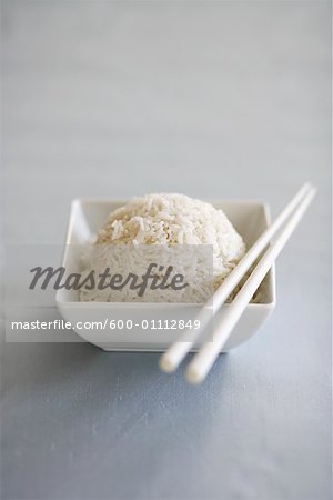 Schüssel Reis mit Stäbchen