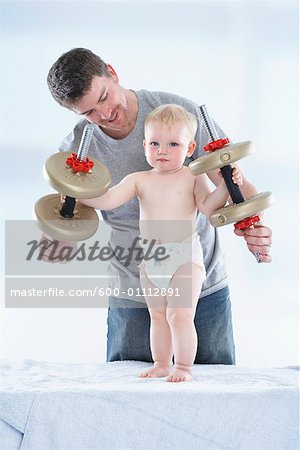 Père et fils, jouant avec des poids