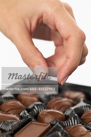 Hand Griff nach Schokolade