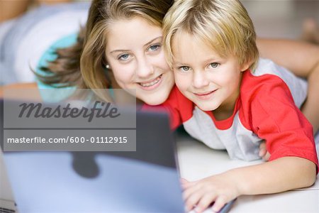 Fille et garçon à l'aide d'ordinateur portable