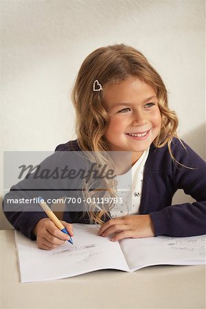 Portrait de jeune fille, assis au comptoir dans la salle de classe