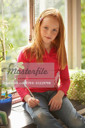 Portrait de jeune fille, assis près de la fenêtre