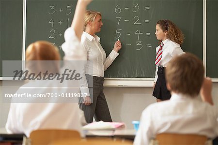 Enseignant ayant des enfants en salle de classe