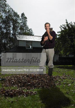 Man Holding chat en plein air