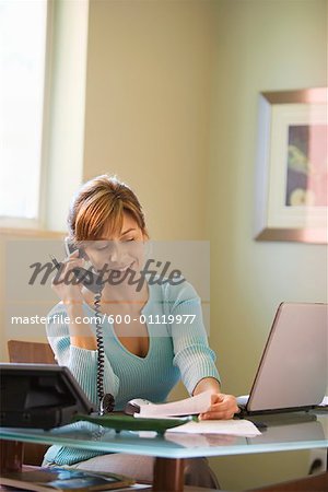 Femme d'affaires sur le téléphone