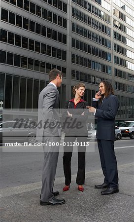 Geschäftsleuten stehen auf Bürgersteig