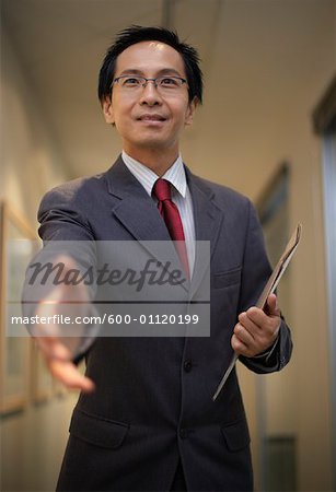 Portrait d'homme d'affaires atteignant pour serrer la main