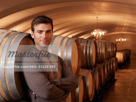 Homme debout dans la cave à vin