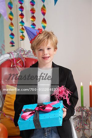 Portrait de garçon à la fête d'anniversaire