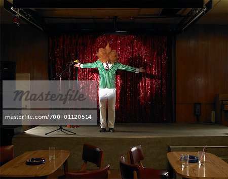 Komiker in leere Nachtclub