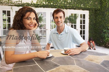 Portrait de Couple, fille en arrière-plan