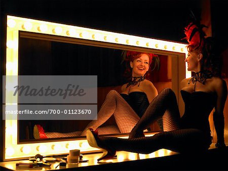 Femme regardant dans le miroir