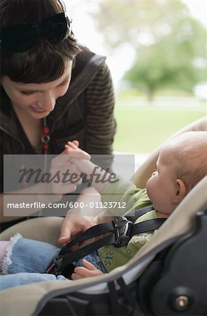 Mutter Beulanalyse Baby in Autositz