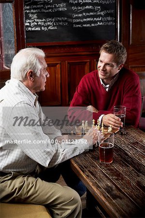 Hommes dans la Pub