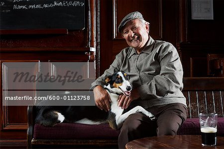Homme avec chien en Pub