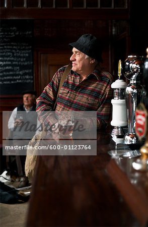 Portrait d'un homme dans la Pub