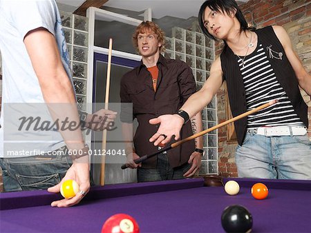 Männer spielen Pool