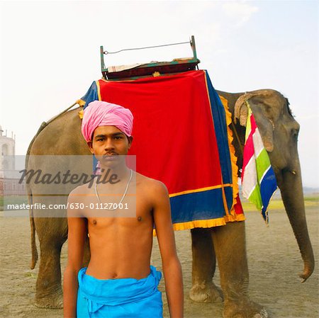 Porträt eines jungen Mannes Stand vor einem Elefant, Taj Mahal, Agra, Uttar Pradesh, Indien