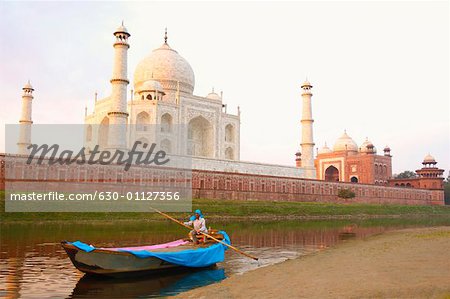 Vue d'angle faible d'un mausolée, Taj Mahal, Agra, Uttar Pradesh, Inde