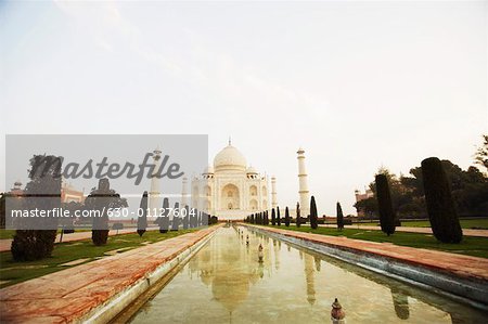 Teich vor ein Mausoleum, Taj Mahal, Agra, Uttar Pradesh, Indien