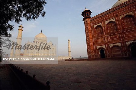 Vue d'angle faible d'un mausolée, Taj Mahal, Agra, Uttar Pradesh, Inde