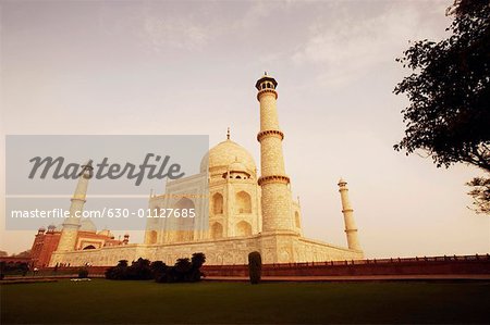 Low Angle View of ein Mausoleum, Taj Mahal, Agra, Uttar Pradesh, Indien