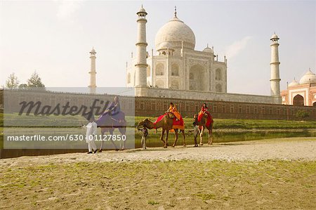 Tourist-Reiten Kamele, Taj Mahal, Agra, Uttar Pradesh, Indien