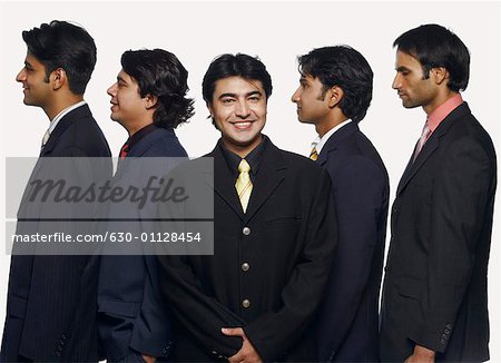 Portrait d'un homme d'affaires avec ses collègues debout dans une ligne derrière lui