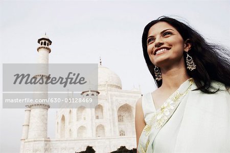 Gros plan d'une jeune femme debout devant un mausolée, Taj Mahal, Agra, Uttar Pradesh, Inde