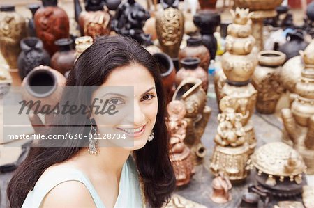 Portrait d'une jeune femme souriante dans un magasin de poterie