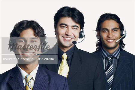 Portrait de trois agents du service clientèle masculine souriant