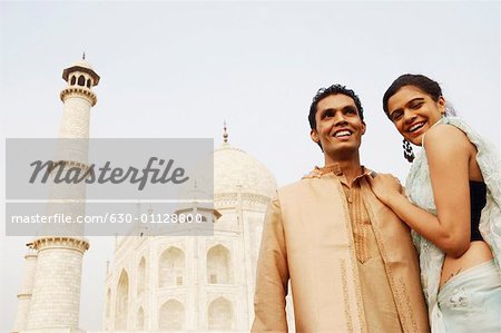 Jeune couple debout devant un mausolée, Taj Mahal, Agra, Uttar Pradesh, Inde