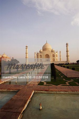 Étang en face d'un mausolée, Taj Mahal, Agra, Uttar Pradesh, Inde