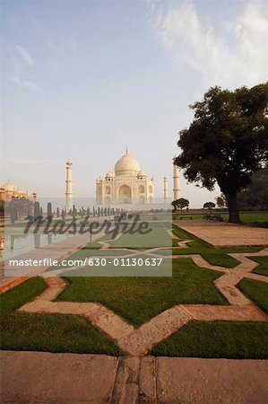 Jardin en face d'un mausolée, Taj Mahal, Agra, Uttar Pradesh, Inde