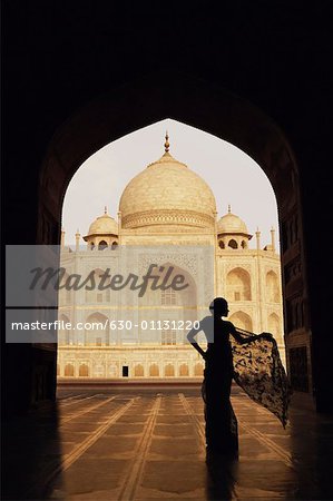Silhouette d'une femme debout devant un mausolée, Taj Mahal, Agra, Uttar Pradesh, Inde