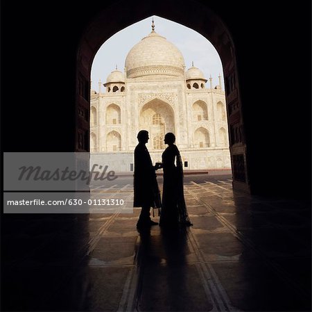Silhouette d'un couple debout devant un mausolée, Taj Mahal, Agra, Uttar Pradesh, Inde