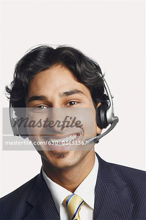 Portrait d'un représentant du service clientèle masculine souriant