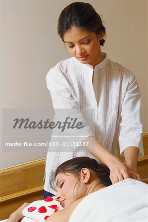 Jeune femme à obtenir un massage des épaules d'un massothérapeute