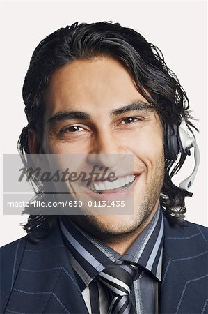 Portrait d'un représentant du service clientèle masculine souriant