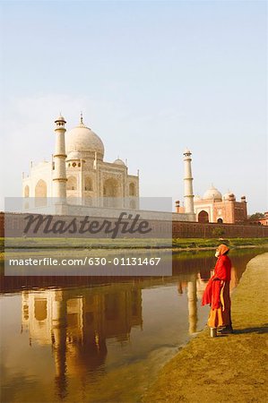 Seitenansicht eines Priesters auf dem Flussufer, Taj Mahal, Agra, Uttar Pradesh, Indien