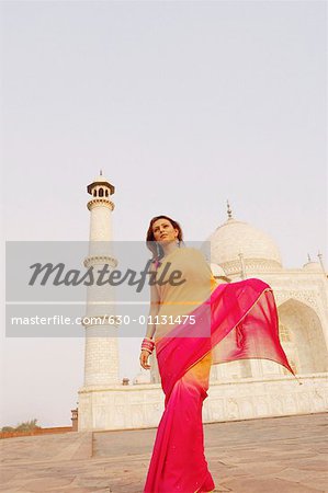 Gros plan d'une jeune femme debout devant un mausolée, Taj Mahal, Agra, Uttar Pradesh, Inde