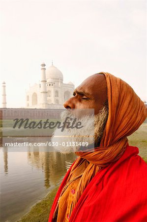 Nahaufnahme eines Priesters Meditation am Ufer mit seinen Augen geschlossen, Taj Mahal, Agra, Uttar Pradesh, Indien