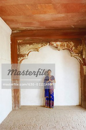 Porträt einer jungen Frau stehen in einem Gebet Stellung, Agra Fort, Agra, Uttar Pradesh, Indien
