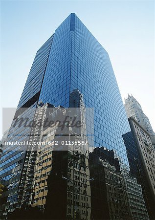 Vereinigte Staaten, New York, Gebäude, Wolkenkratzer, Flachwinkelansicht reflektiert Vereinigte Staaten, New York, Gebäude, Wolkenkratzer, Flachwinkelansicht reflektiert